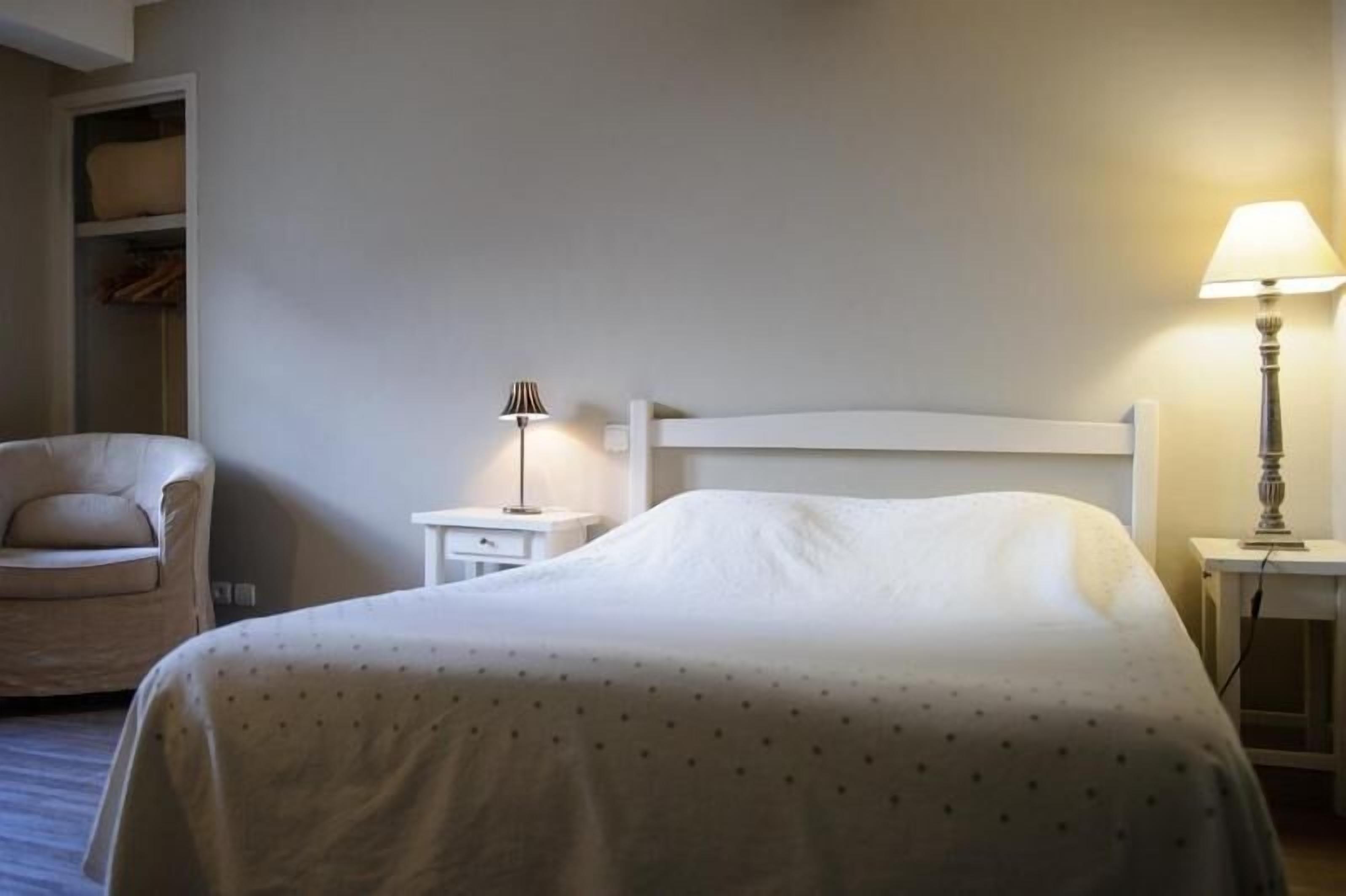 desk, blackout curtains, soundproofing, cots/infant beds