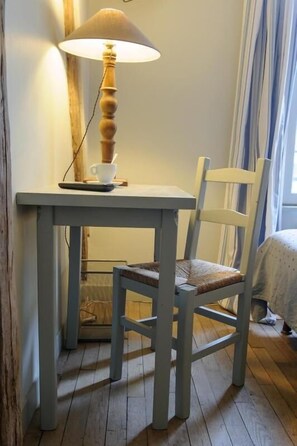 Unclassified image, 4 of 45, button - Hôtel Les Chevaliers (Laon)