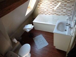 A small bathroom with a toilet, a sink, and a bathtub. - Hôtel Les Chevaliers (Laon)