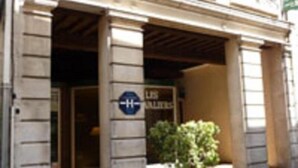 A building entrance with a sign indicating a hotel.