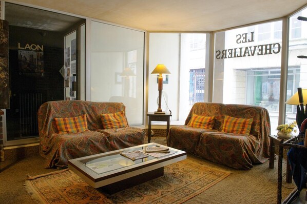 Flat-screen TV - Hôtel Les Chevaliers (Laon)