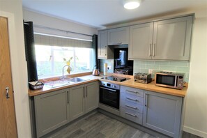Traditional Cottage, 2 Double Beds, Non Smoking, Sea View | Private kitchen | Fridge, microwave, oven, stovetop