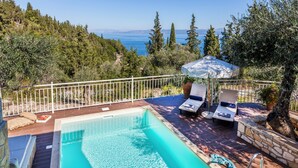 Seasonal outdoor pool, pool loungers - Villas Muscallas by Konnect, 200m from the Beach. (Paxos)