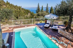 حمّام سباحة خارجي موسمي، مقاعد للتشمس