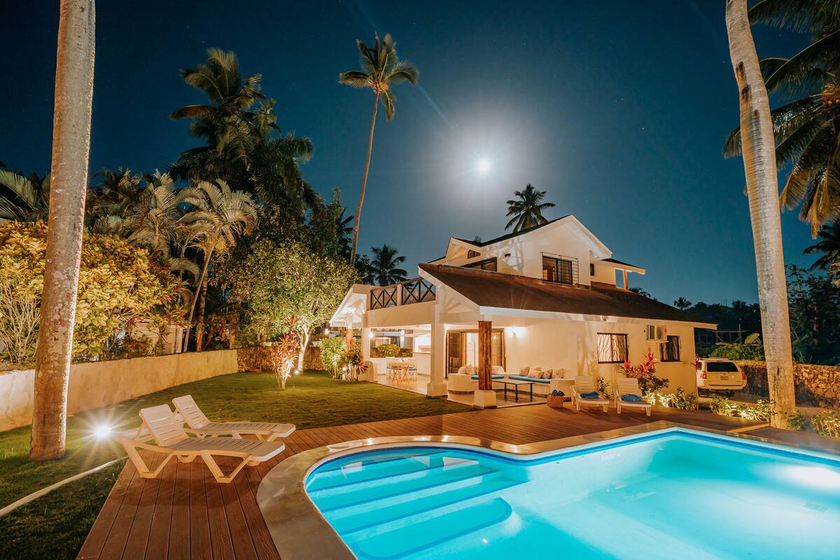 Villa (Maya) | Premium bedding, blackout curtains, iron/ironing board, free WiFi