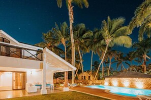 Outdoor pool, open 8:00 AM to 6:00 PM, pool loungers - Condo Hotel Playa Las Ballenas (Las Terrenas)