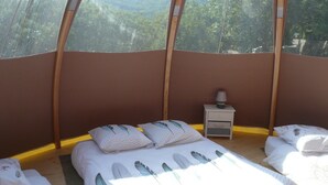 Tent (Wigwam Indien) | Blackout drapes, cribs (free), individually decorated - Camping du Lac (Pourcharesses)