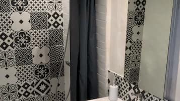 Room for 2 persons | Bathroom | Shower, free toiletries, hair dryer, towels
