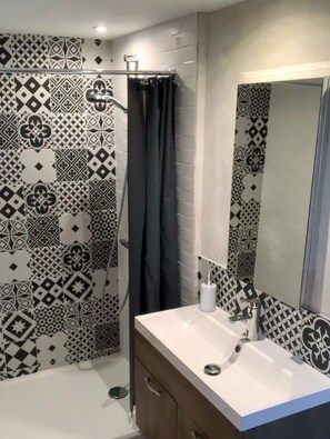 Room for 2 persons | Bathroom | Shower, free toiletries, hair dryer, towels - Miradour (Tarnos)