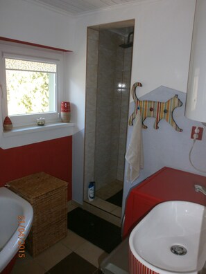 Comfort-Apartment, Mehrere Betten, Nichtraucher, Gartenblick | Badezimmer | Dusche, Handtücher