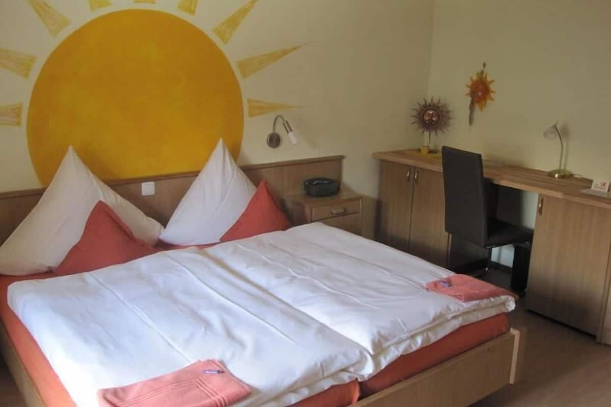 Hypo-allergenic bedding, desk, free WiFi, bed sheets