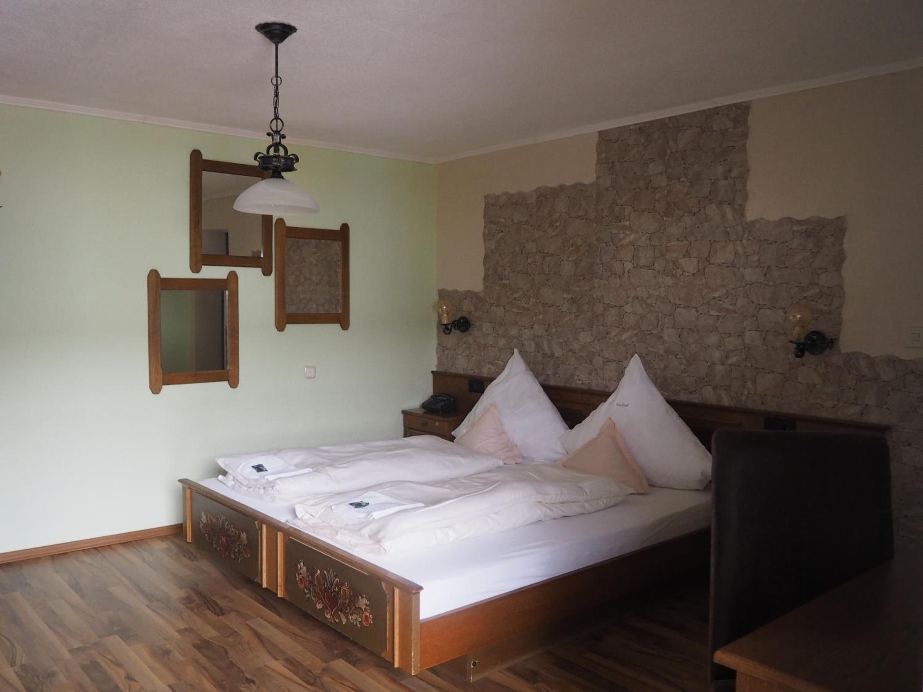 Hypo-allergenic bedding, desk, free WiFi, bed sheets