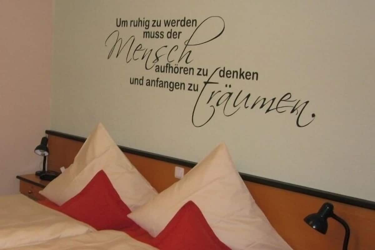 Hypo-allergenic bedding, desk, free WiFi, bed sheets