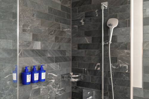 Ilmaiset hygieniatuotteet, hiustenkuivaaja, kylpytakit, tohvelit
