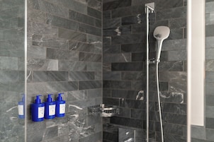Produtos de toalete grátis, secador de cabelo, roupões de banho 