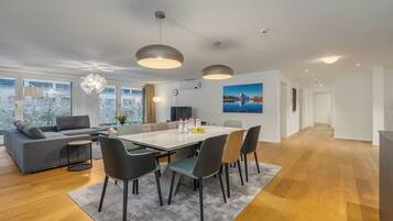 Luxury Apartment, 3 Bedrooms | In-room dining