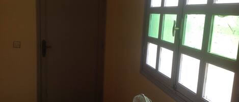 Eenvoudig appartement, 3 slaapkamers, roken | Ventilator