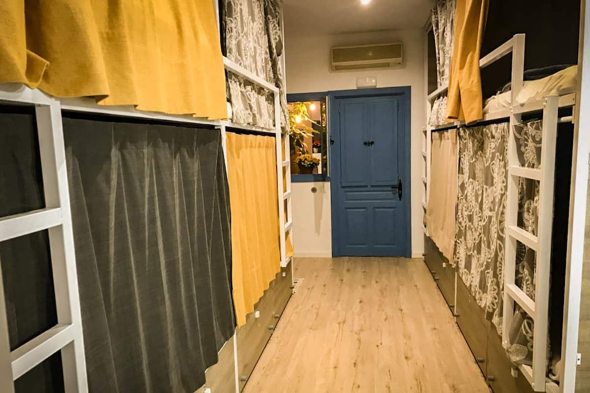 Dormitorio compartido, dormitorio mixto, baño compartido (Algarrobo - 1 bed in 8 Bed Dorm) | Caja de seguridad en la habitación, insonorización y wifi gratis 