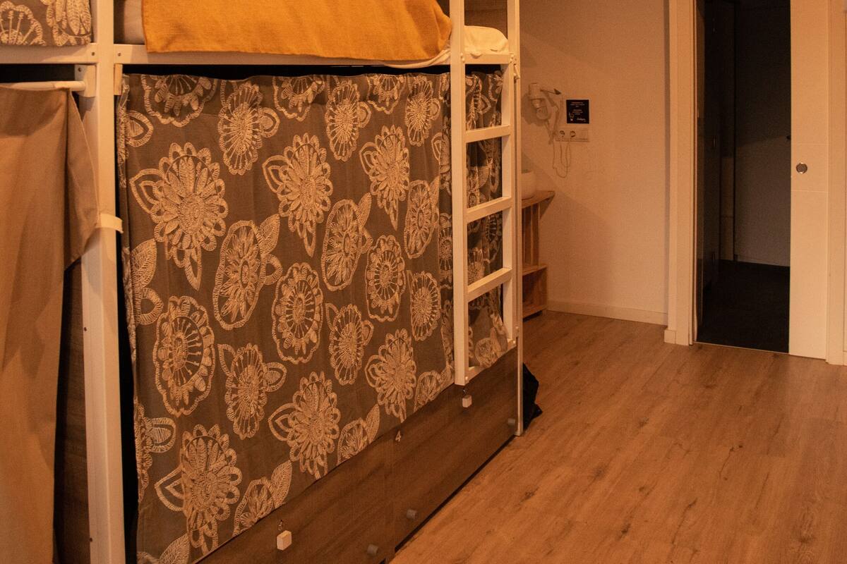 Caja de seguridad en la habitación, insonorización y wifi gratis 