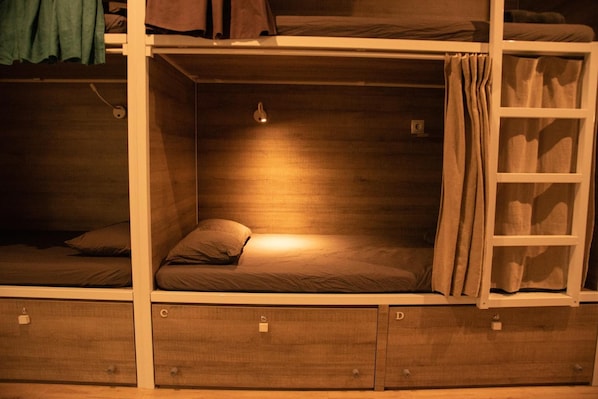 In-room safe, soundproofing, free WiFi, bed sheets