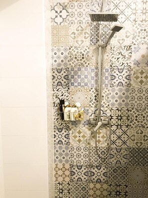 Ducha, secador de pelo y toallas