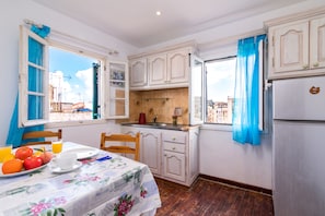 Appartamento, 2 camere da letto | Angolo cottura privato | Frigorifero con congelatore, piano cottura, macchina per tè/caffè
