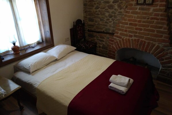 Premium bedding, in-room safe, soundproofing, free WiFi