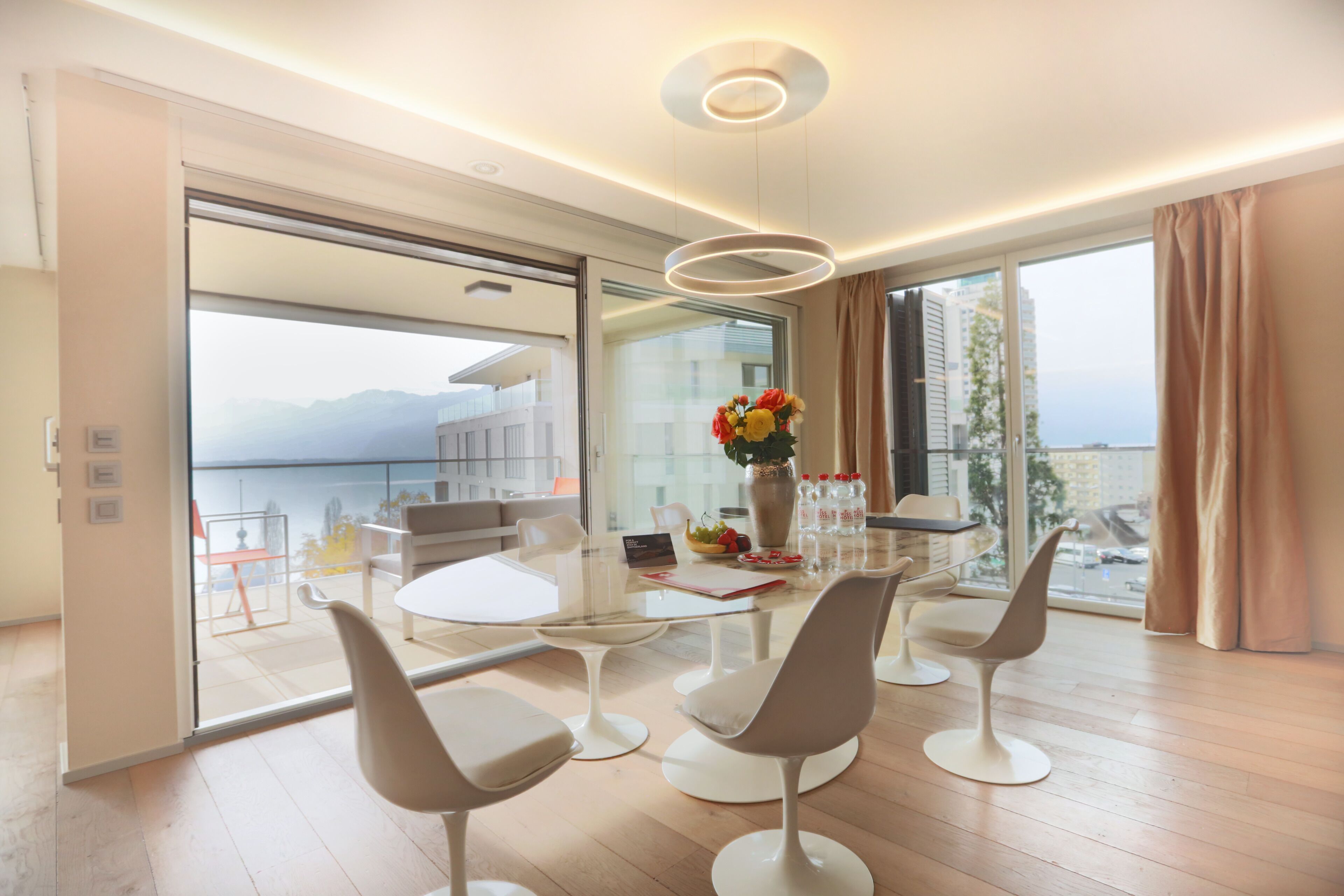 Luxury Apartment, 3 Bedrooms, Lake View | Dining room