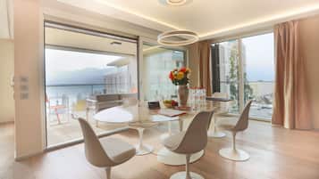 Luxury Apartment, 3 Bedrooms, Lake View | Dining room
