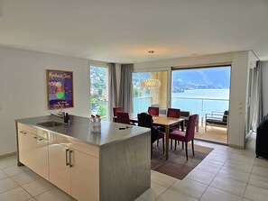 Luxury-Apartment, 2 Schlafzimmer, Nichtraucher, Seeblick (Apartment 6) | Essbereich im Zimmer