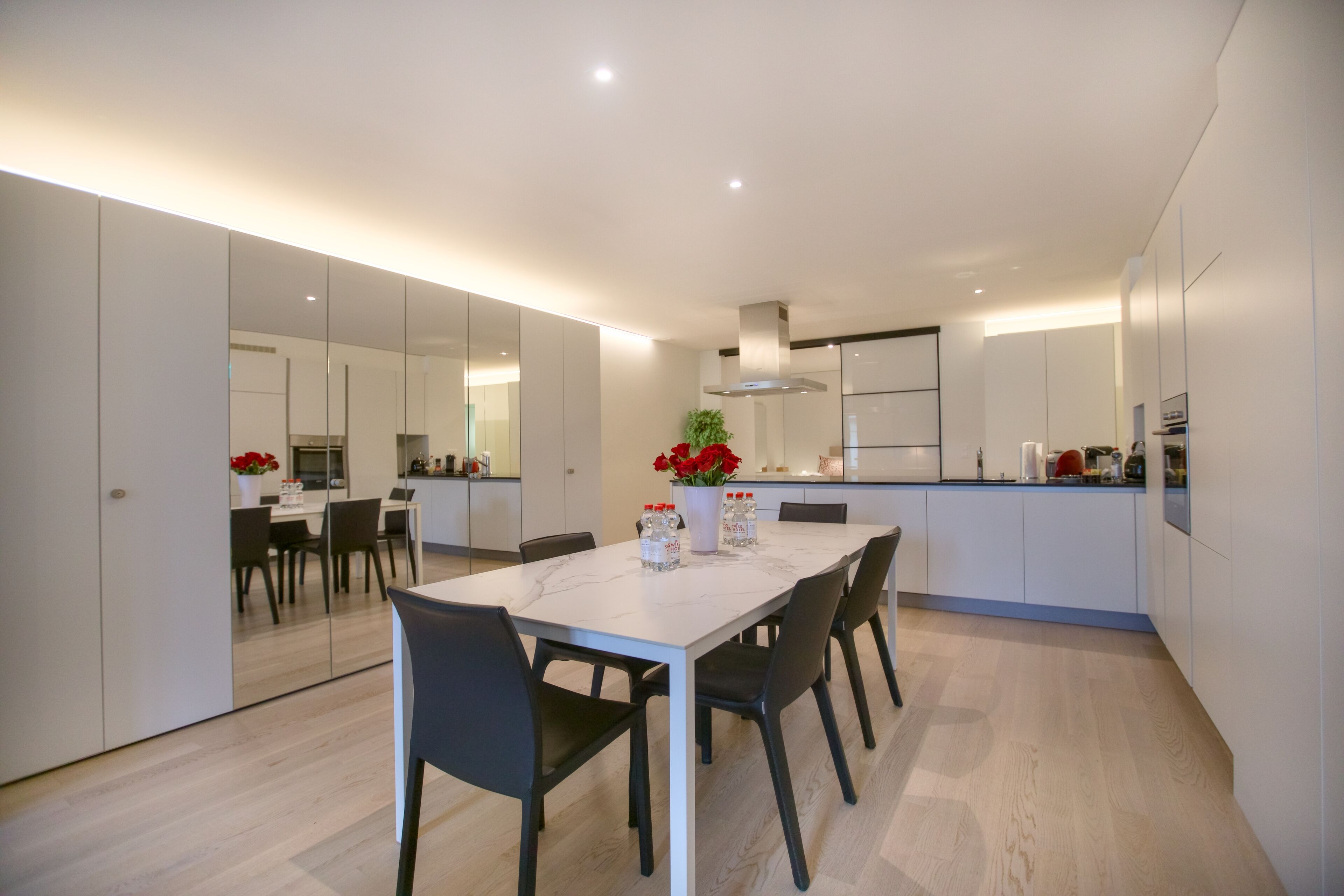 تناول الطعام داخل الغرفة