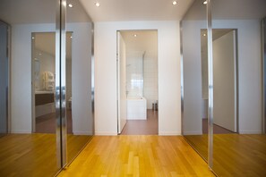 Luxury Apartment, 1 Bedroom, Lake View | Bathroom | Free toiletries, hair dryer, bathrobes, slippers - Montreux Lake View Apartments and Spa (Montreux)