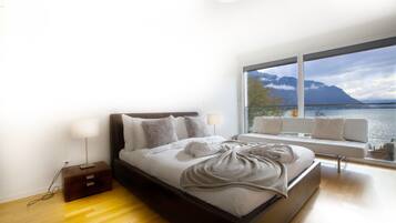 Departamento de lujo, 1 habitación, vista al lago | 1 habitación, sábanas de algodón egipcio y ropa de cama de alta calidad