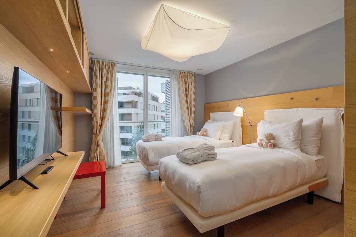 Departamento de lujo, 3 habitaciones, vista al lago | 1 habitación, sábanas de algodón egipcio y ropa de cama de alta calidad