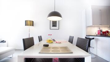 Luxury-Apartment, 1 Schlafzimmer, Seeblick | Esszimmer