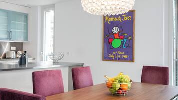 Luxury Apartment, 2 Bedrooms, Non Smoking, Lake View (Apartment 6) | Dining room