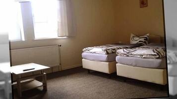 Kamar Double Ekonomi | Meja kerja, tirai kedap cahaya, dan setrika/meja setrika