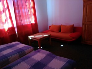 Escritorio, cortinas blackout y tabla de planchar con plancha 