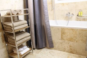 Gratis toiletartikelen, een haardroger, handdoeken