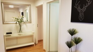 อพาร์ทเมนท์, 2 ห้องนอน, ระเบียง, วิวทะเลสาบ (Apartment 7.3) | บริเวณนั่งเล่น