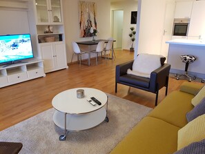 Leilighet, 2 soverom, terrasse, utsikt mot innsjø (Apartment 7.3) | Oppholdsområde | Flatskjerm-TV