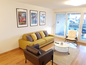 Appartement, 2 slaapkamers, terras, uitzicht op meer (Apartment 7.3) | Woonruimte | Een flatscreentelevisie