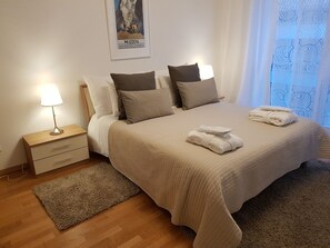 Huoneisto, 2 makuuhuonetta, terassi, järvinäköala (Apartment 7.3) | Työpöytä, äänieristys, lisävuoteet, ilmainen Wi-Fi