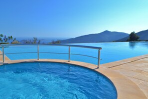 2 outdoor pools