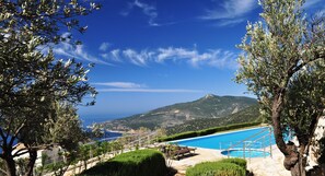 A pool area with a view of the sea and mountains. - Villa Acacia (Kas)