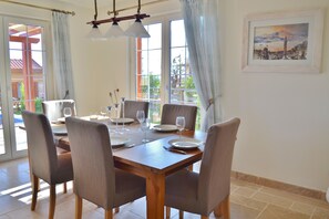 Family dining - Villa Acacia (Kas)