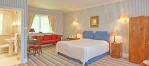 Escritorio, tabla de planchar con plancha y ropa de cama 