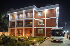 Overnatningsstedets facade – aften/nat