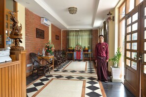Lobby - The Pegu Lodge (Bago)