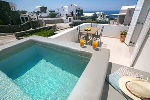 Alberca al aire libre, sombrillas en la alberca y camastros 